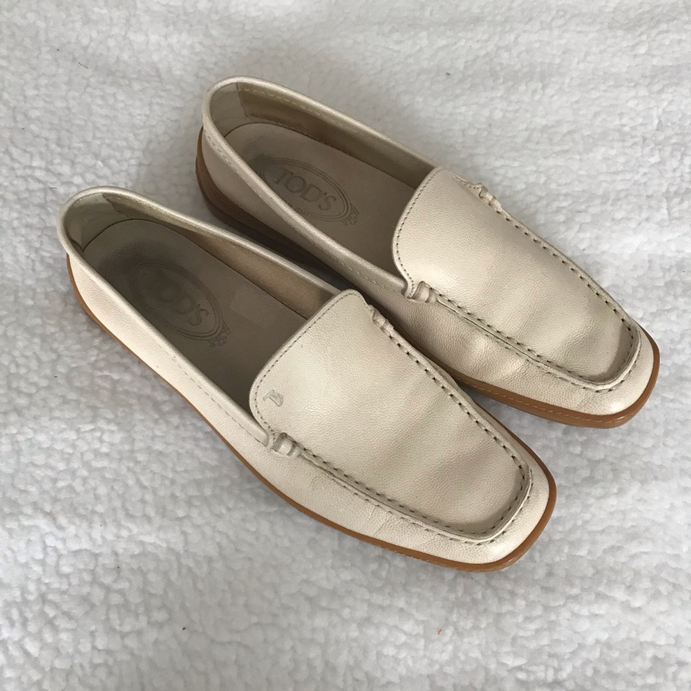 Tod’s Cream Leather Driving Loafers - Picture 2 of 14